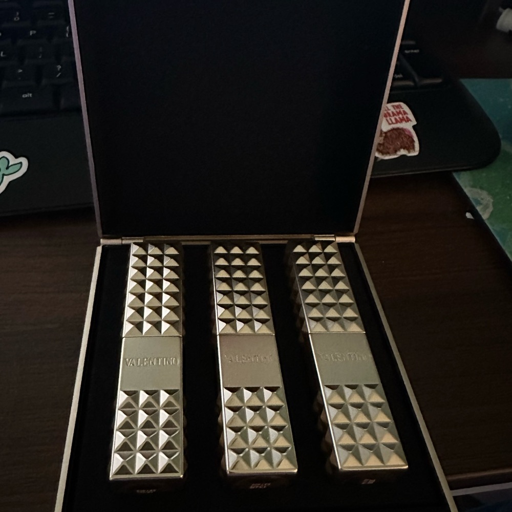 New Valentino Spike Valentino Clutch Box in White with Gold Logo - Picture 4 of 5